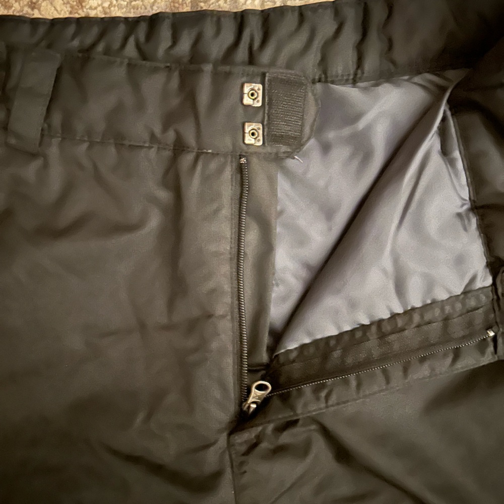 Men's like new, snow pants .  Black
